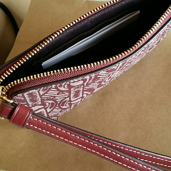 ✅ NEW WITH TAGS❗️COACH CORNER ZIP WRISTLET ✅  - Picture 6 of 9
